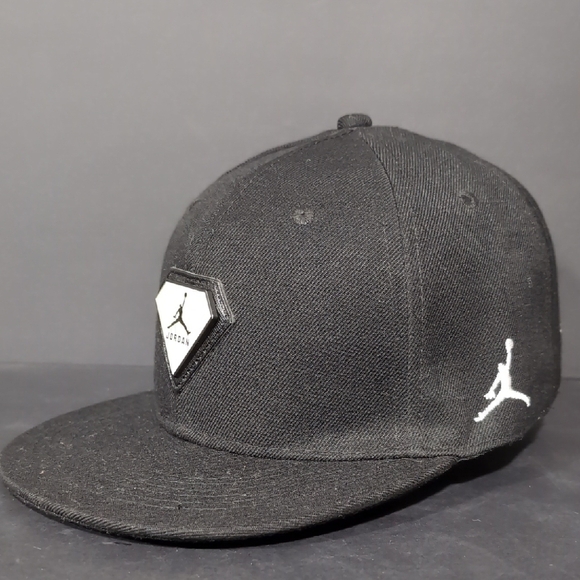 Jordan Jump Men's Black Fitted Basketball Sports Cap. - Picture 1 of 6